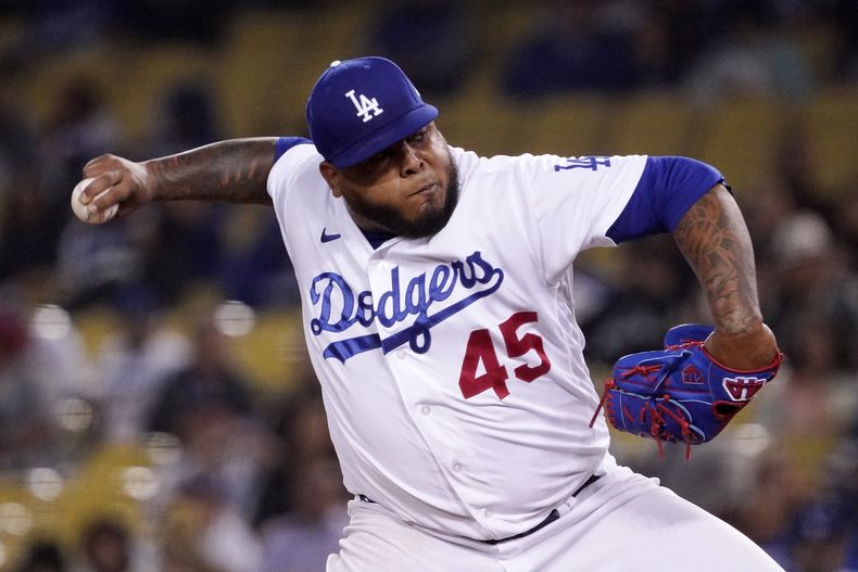 ARCHIVO - El lanzador relevista de los Dodgers de Los Ángeles, Reyes Moronta, lanza al plato durante la novena entrada de un juego de béisbol contra los Gigantes de San Francisco, el 4 de mayo de 2022, en Los Ángeles. (AP Foto/Mark J. Terrill, Archivo)