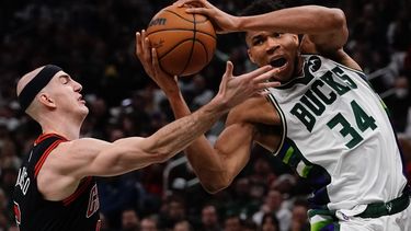 DeRozan anota 41 y Bulls ganan e igualan serie con Bucks