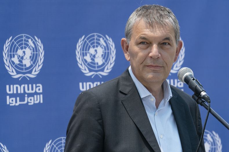 ARCHIVO - Philippe Lazzarini, subsecretario general de la agencia para los Refugiados Palestinos perteneciente a la ONU y también conocida como UNRWA por sus siglas en inglés, hace declaraciones a la prensa en su recinto tras una tregua alcanzada después de 11 días de guerra entre Israel y Hamas que gobierna Gaza, en la Ciudad de Gaza, el 23 de mayo de 2021. (AP Foto/John Minchillo, Archivo)