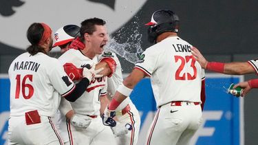 Alan Roden, centro izquierda, de los Mellizos de Minnesota, celebra con sus compañeros de equipo después de batear un sencillo decisivo que impulsó a Royce Lewis en la novena entrada del juego de béisbol de Grandes Ligas contra los Guardianes de Cleveland, el miércoles 8 de julio de 2026, en Minneapolis. (AP Foto/Joseph Scheller)