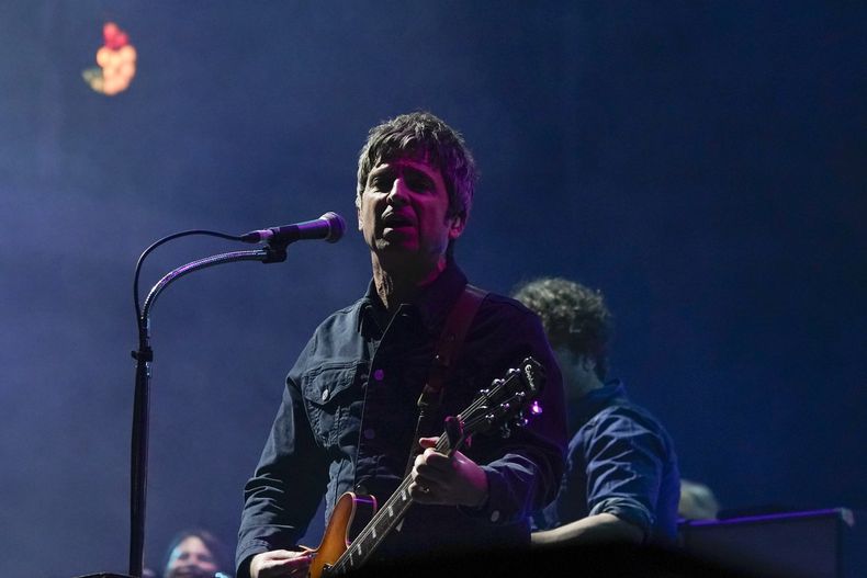 Noel Gallagher de Noel Gallaghers High Flying Birds durante su concierto en el festival Corona Capital en la Ciudad de México, el domingo 19 de noviembre de 2023. (Foto AP/Aurea Del Rosario)
