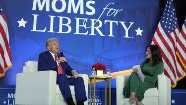 El candidato republicano a la Casa Blanca, el expresidente Donald Trump, habla con la cofundadora de Moms for Liberty Tiffany Justice durante un acto en la convención anual del grupo en Washington, el 30 de agosto de 2024. (AP Foto/Mark Schiefelbein)