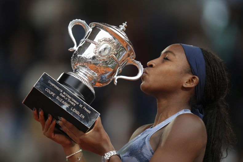 La estadounidense celebra con el trofeo tras ganar el Abierto de Francia al superar en la final a la bielorrusa Aryna Sabalenka el sábado 7 de junio del 2025. (AP Foto/Aurelien Morissard)