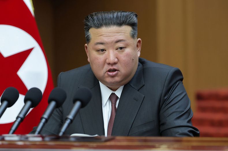 ARCHIVO - En esta foto facilitada por el gobierno norcoreano, el mandatario Kim Jong Un pronuncia un discurso en el Parlamento de Pyongyang, Corea del Norte, el 23 de marzo de 2026. A los periodistas independientes no se les permitió cubrir el evento que se muestra en la imagen. El contenido de esta imagen es tal como se proporcionó y no puede verificarse de forma independiente. (Agencia Central de Noticias de Corea/Servicio de Noticias de Corea vía AP, Archivo) Traducción realizada con la versión gratuita del traductor DeepL.com