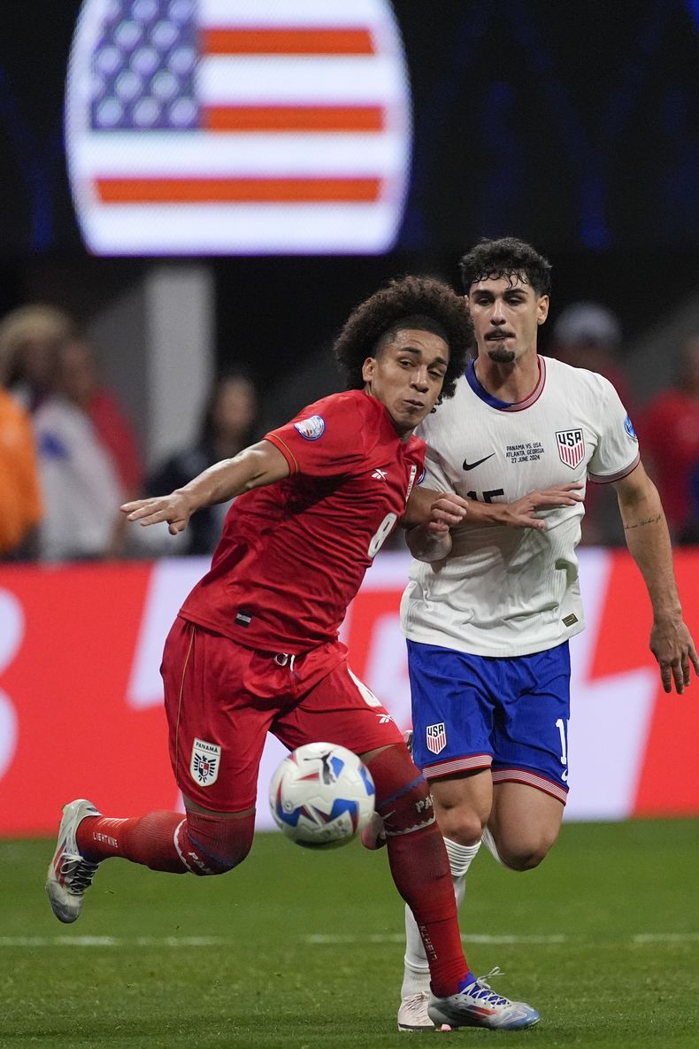 Adalberto Carrasquilla, de Panamá, izquierda, y Johnny Cardoso, de Estados Unidos, luchan por el balón durante un partido por el Grupo C de la Copa América en Atlanta, el jueves 27 de junio de 2024. (Foto AP/Mike Stewart)