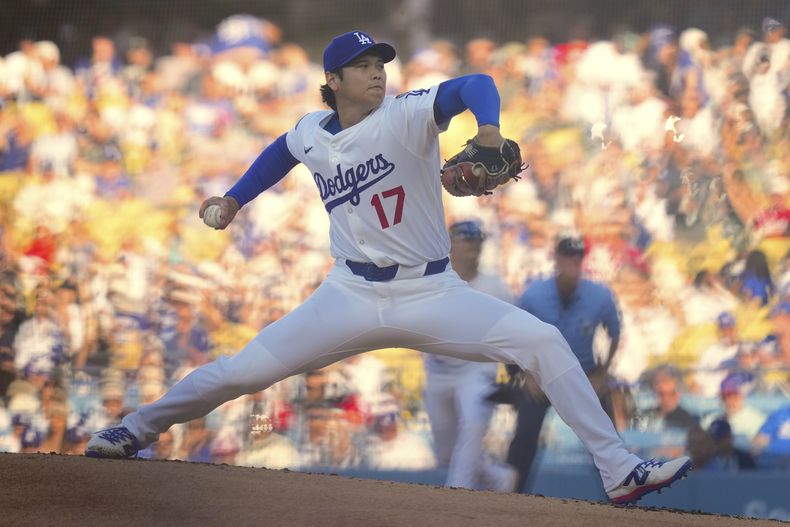 El bateador designado de los Dodgers de Los Ángeles, el japonés Shohei Ohtani, lanza al plato durante la primera entrada de un juego de béisbol contra los Rojos de Cincinnati, el miércoles 27 de agosto de 2025, en Los Ángeles. (AP Photo/Mark J. Terrill)