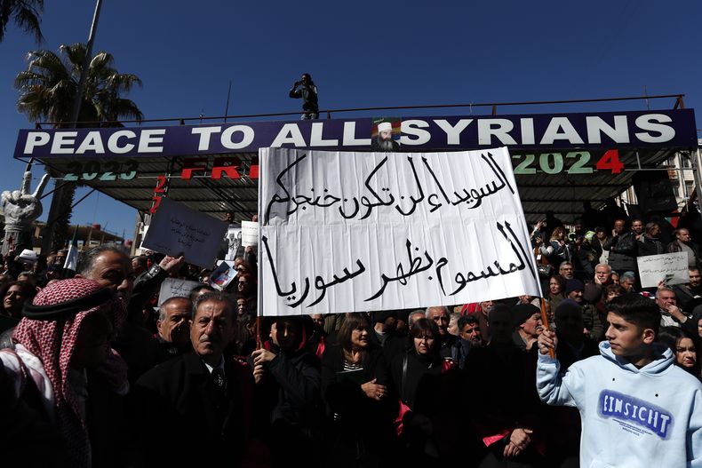 Drusos sirios protestan contra incursiones israelíes en Sweida, Siria, el 25 de febrero del 2025. (AP foto/Omar Sanadiki)