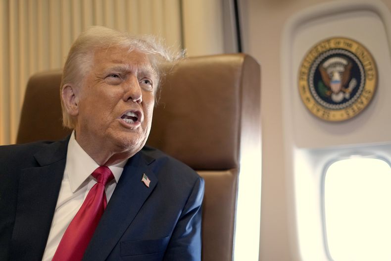 El presidente Donald Trump habla con los periodistas a bordo del Air Force One, donde firmó una proclama declarando el 9 de febrero el Día del Golfo de Estados Unidos, mientras viaja el domingo 9 de febrero de 2025 desde West Palm Beach, Florida, a Nueva Orleans. (AP Foto/Ben Curtis)
