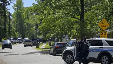 Policías establecen un perímetro en la zona donde varios agentes del orden fueron heridos de bala, el lunes 29 de abril de 2024, en Charlotte, Carolina del Norte. (Khadejeh Nikouyeh/The Charlotte Observer vía AP)