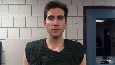 Policía arresta a sospechoso de la muerte de cuatro estudiantes de la Universidad de Idaho que fueron asesinados a puñaladas en sus camas