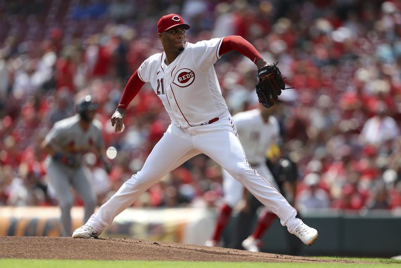 El abridor de los Rojos de Cincinnati Hunter Greene lanza en la primera entrada del encuentro ante los Cardenales de San Luis el domingo 10 de septiembre del 2023. (AP Foto/Joe Maiorana)
