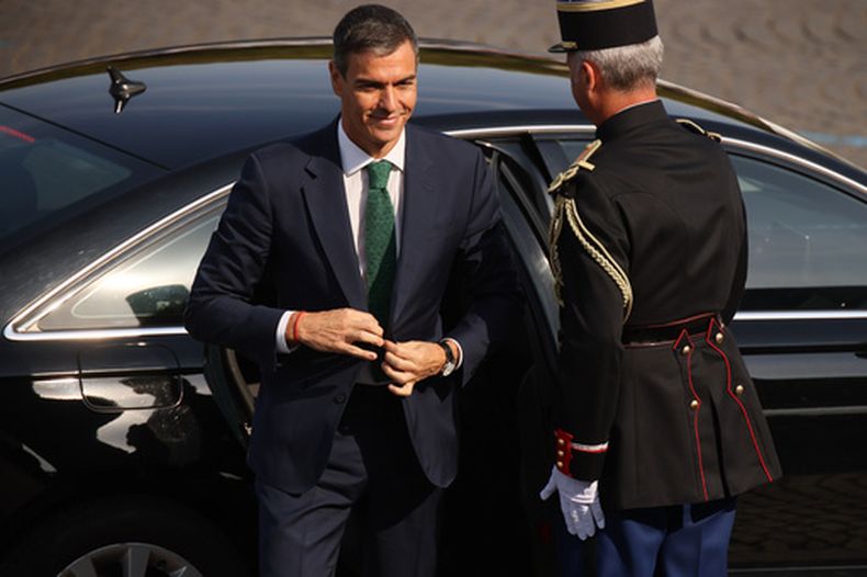 El presidente del gobierno español Pedro Sánchez acude al desfile militar por el Día de la Bastilla, el martes 14 de julio de 2026, en París (AP Foto/Thomas Padilla)