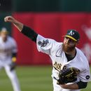 El lanzador de los Atléticos de Oakland Paul Blackburn lanza en la primera entrada del encuentro ante los Yanquis de Nueva York el martes 27 de junio del 2023. (AP Foto/Godofredo A. Vásquez)