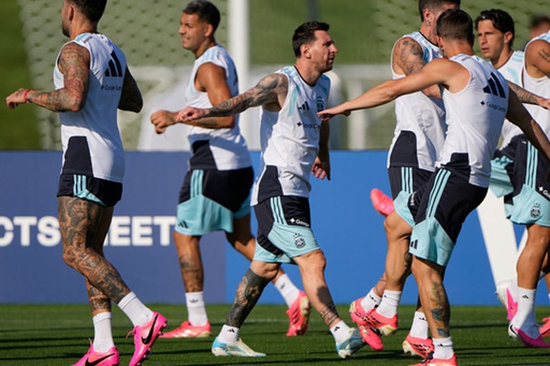 El capitán de Argentina, Lionel Messi, en el centro, entrena juntoa a sus compañeros para el Mundial el miércoles 24 de junio, 2026, en Kansas City. (AP Foto/Charlie Riedel)