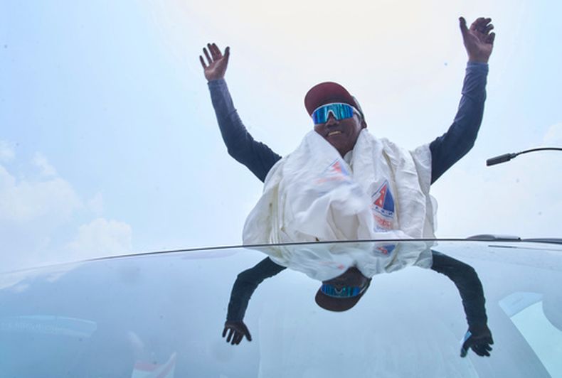 El conocido guía de montaña sherpa Kami Rita, es recibido en el aeropuerto a su regreso del Everest tras fijar un nuevo récord con su 32do ascenso exitoso, en Katmandú, Nepal, el 22 de mayo de 2026. (AP Foto/Niranjan Shrestha)
