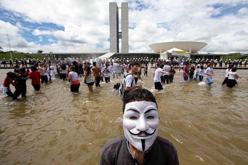 Un estudiante enmascarado participa de una protesta frente al congreso en Brasilia, 26 de marzo de 2014. Una encuesta de Ibope conocida el jueves 27 de marzo de 2014 muestra que lapopularidad de la presidenta brasile&ntilde;a Dilma Rousseff ha disminuido