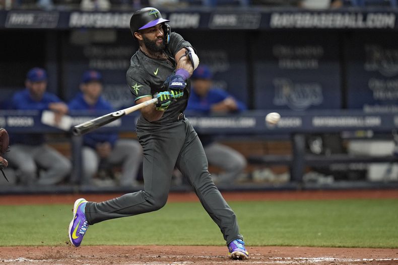 El dominicano Amed Rosario, de los Rays de Tampa Bay, pega un sencillo remolcador ante los Mets de Nueva York, en el sexto inning del encuentro del viernes 3 de mayo de 2024 (AP Foto/Chris OMeara)