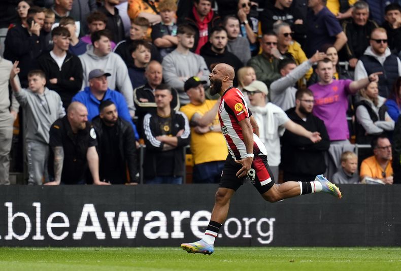 Bryan Mbeumo celebra tras anotar un gol para Brentford en el partido contra Wolverhampton en la Liga Premier, el domingo 25 de mayo de 2025. (Nick Potts/PA vía AP)