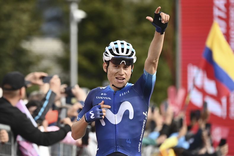 El colombiano Einer Rubio Reyes celebra su triunfo en la 13ra etapa del Giro DItalia, el viernes 19 de mayo de 2023, entre Borgofranco DIvrea y Crans Montana, Italia. (Fabio Ferrari/LaPresse via AP)