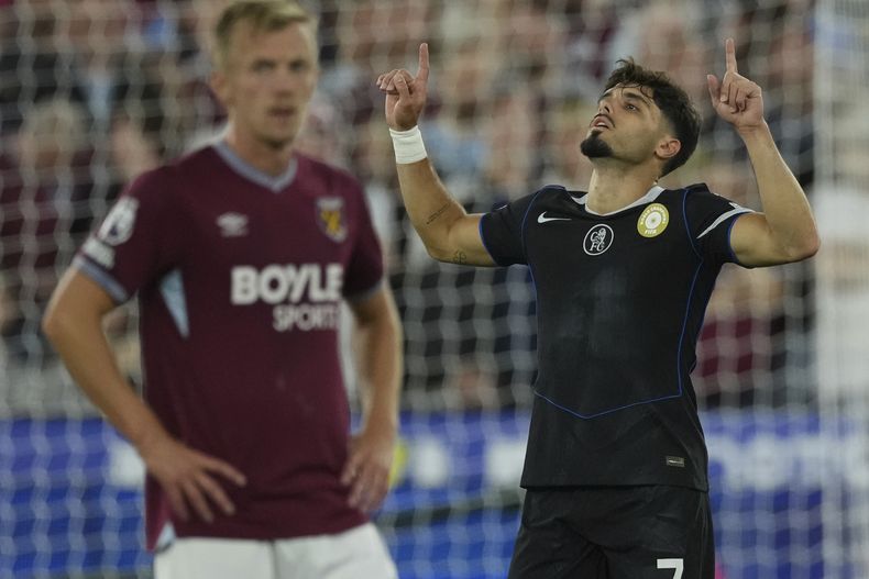 Pedro Neto, de Chelsea, celebra después de anotar un gol durante el partido de fútbol de la Liga Premier entre Chelsea y West Ham el viernes 22 de agosto de 2025, en Londres. (AP Foto/Dave Shopland)