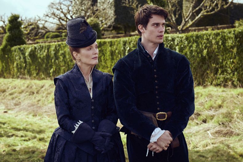 En esta imagen proporcionada por Starz, Julianne Moore, izquierda, y Nicholas Galitzine en una escena de Mary & George. (Sky UK/Starz vía AP)
