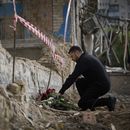 En esta fotografía proporcionada por la oficina de prensa de la presidencia ucraniana, el presidente de Ucrania, Volodymyr Zelenskyy, deja unas flores en el sitio donde se registró un ataque mortal con misiles ruso en un edificio residencial, en Kiev. (Oficina de prensa de la presidencia ucraniana vía AP)