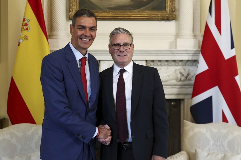 El primer ministro británico Keir Starmer (d) con el presidente de gobierno español Pedro Sánchez en Londres el 3 de septiembre del 2025. (Toby Melville, Pool Photo via AP)