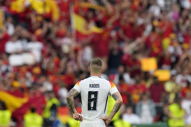 El alemán Toni Kroos observa a los fanáticos celebrar al final de un partido de cuartos de final entre Alemania y España en el torneo de fútbol Euro 2024 en Stuttgart, Alemania, el viernes 5 de julio de 2024. (Foto AP/Ariel Schalit)