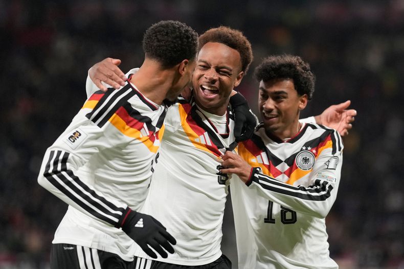 Assan Ouedraogo, centro, de Alemania, celebra después de marcar gol durante el partido clasificatorio a la Copa del Mundo entre Alemania y Eslovaquia, el lunes 17 de noviembre de 2025, en Leipzig, Alemania, (AP Foto/Matthias Schrader)