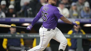El venezolano Elías Díaz conecta un sencillo productor en el octavo inning del encuentro ante los Cerveceros de Milwaukee, el martes 2 de mayo de 2023 (AP Foto/David Zalubowski)