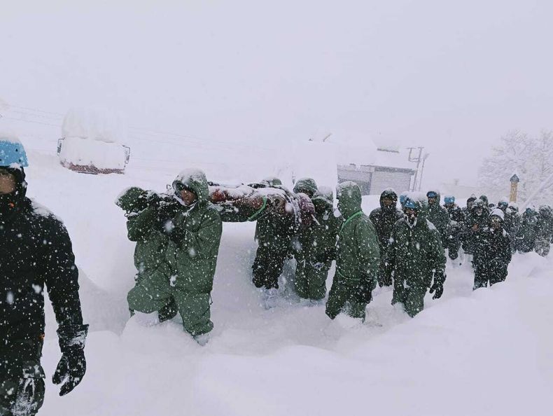 En esta imagen distribuida por el Ejército de India, un equipo de soldados participa en el operativo de rescate de los obreros atrapados por una avalancha cerca de Mana Pass, en el estado norteño de Uttarakhand, en Chamoli, India, el 28 de febrero de 2025. (Ejército de India vía AP)