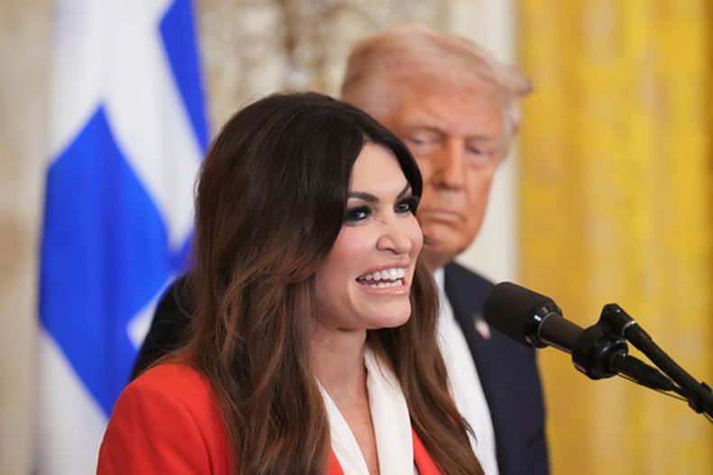 El presidente Donald Trump escucha a Kimberly Guilfoyle en una recepción para celebrar el Día de la Independencia de Grecia en la Sala Este de la Casa Blanca, el 24 de marzo de 2025, en Washington. (Foto AP/Jacquelyn Martin, Archivo)