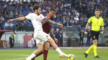 Davide Calabria del AC Milan y Leonardo Spinazzola de la Roma pelean por el balón en el encuentro de la Serie A en el Estadio Olímpico el sábado 29 de abril del 2023. (AP Foto/Gregorio Borgia)