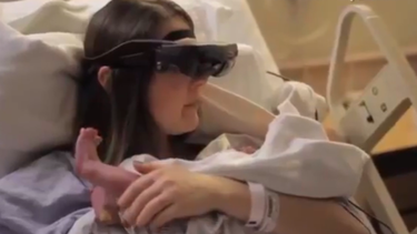 el increible momento en que una madre ciega ve a su bebe recien nacido