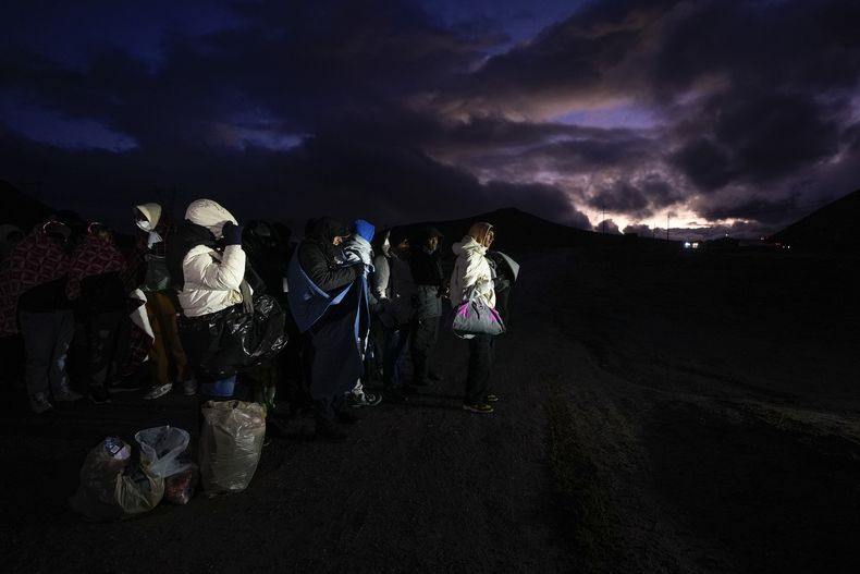 Solicitantes de asilo, en su mayoría procedentes de Colombia, China y Ecuador, esperan a ser procesados en un campamento improvisado después de cruzar la frontera de Estados Unidos desde México, el viernes 2 de febrero de 2024, cerca de Jacumba, California. (AP Foto/Gregory Bull, Archivo)