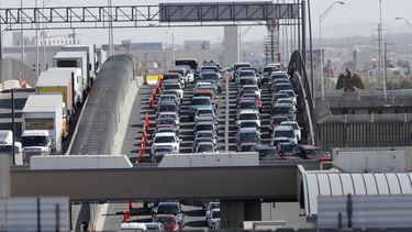 En esta imagen de archivo, autos y camiones esperan en filas para entrar a Estados Unidos desde México, en el cruce fronterizo de El Paso, Texas, el 29 de marzo de 2019. (AP Foto/Gerald Herbert, archivo)