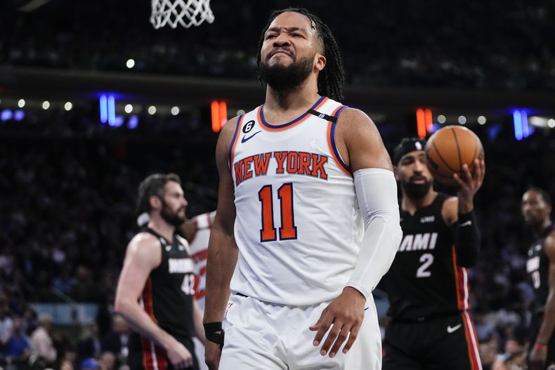 Jalen Brunson, de los Knicks de Nueva York, festeja luego de anotar ante el Heat de Miami en las semifinales de la Conferencia Este, el miércoles 10 de mayo de 2023 (AP Foto/Frank Franklin II)