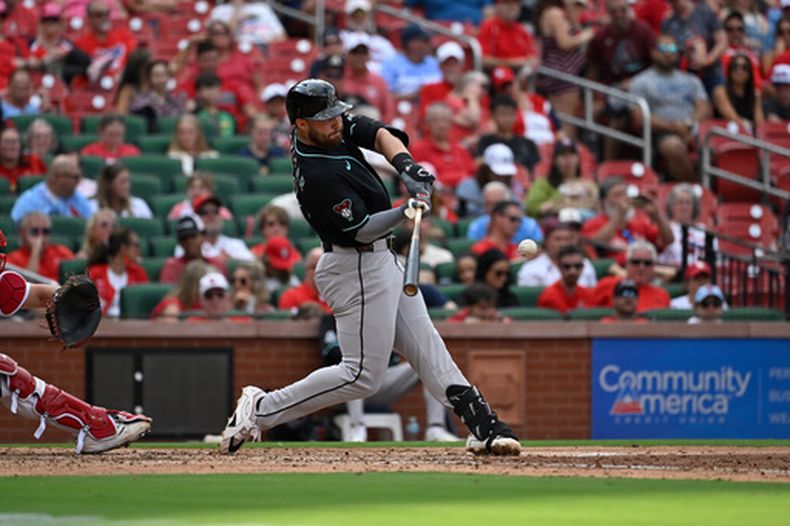Tyler Locklear, de los Diamondbacks de Arizona, batea un jonrón de dos carreras en el duelo del jueves 23 de julio de 2026 ante los Cardenales de San Luis (AP Foto/Joe Puetz)