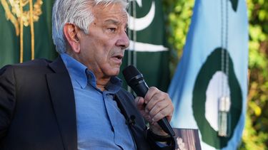 El ministro paquistaní de Defensa, Khawaja Muhammad Asif, habla con la prensa en la embajada de Pakistán en Roma, Italia, el 29 de septiembre de 2026. (AP Foto/Andrea Rosa)