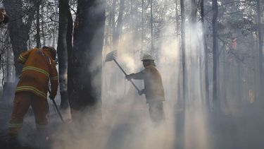 americateve | Dos bomberos tratan de controlar un incendio que arras&oacute; una propiedad en Bilpin, a 75 kil&oacute;metros de Sidney, el mi&eacute;rcoles 23 de octubre de 2013. Numerosas personas abandonaron el mi&eacute;rcoles sus viviendas en las monta&ntilde;as al
