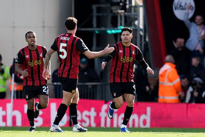 Evanilson del Bournemouth, a la derecha, celebra tras anotar el primer gol de su equipo durante el partido de fútbol de la Liga Premier inglesa entre el AFC Bournemouth y el AFC Sunderland en Bournemouth, Inglaterra, el sábado 28 de febrero de 2026. (Andrew Matthews/PA vía AP)
