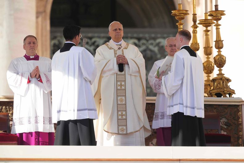 El papa León XIV preside una misa con participantes en el Jubileo del Mundo Educativo durante la Solemnidad de Todos los Santos, en la plaza de San Pedro del Vaticano, el sábado 1 de noviembre de 2025. (AP Foto/Andrew Medichini)