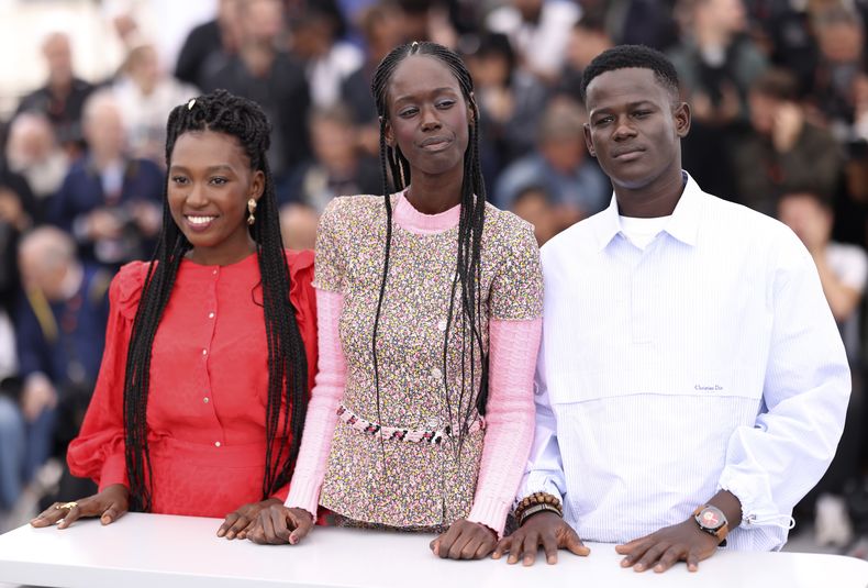 Khady Mane, de izquierda a derecha, la directora Ramata-Toulaye Sy y Mamadou Diallo posan en la sesión de la película Banel e Adama en la 76a edición del festival internacional de cine de Cannes, en el sur de Francia, el domingo 21 de mayo de 2023. (Foto Vianney Le Caer/Invision/AP)