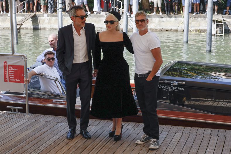 El director Todd Phillips, de izquierda a derecha, Lady Gaga y Joaquin Phoenix posan a su llegada a la conferencia de prensa de la película Joker: Folie A Deux durante la 81ª edición del Festival de Cine de Venecia en Venecia, Italia, el miércoles 2 de septiembre de 2019. 4, 2024. (Foto Joel C Ryan/Invision/AP)