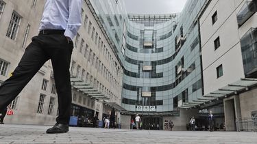 Vista de la entrada principal de las oficinas de la BBC, en Londres, el 19 de julio de 2017. (Foto AP/Frank Augstein, Archivo)