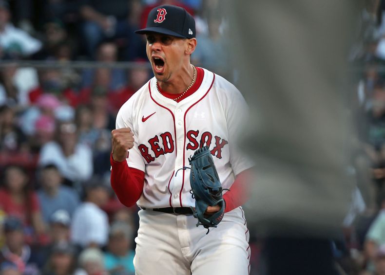 José De Leon, de los Medias Rojas de Boston, reacciona después de registrar el último out de la sexta entrada durante el juego de béisbol de Grandes Ligas ante los Tigres de Detroit, el domingo 28 de septiembre de 2025, en Boston. (AP Foto/Jim Davis)