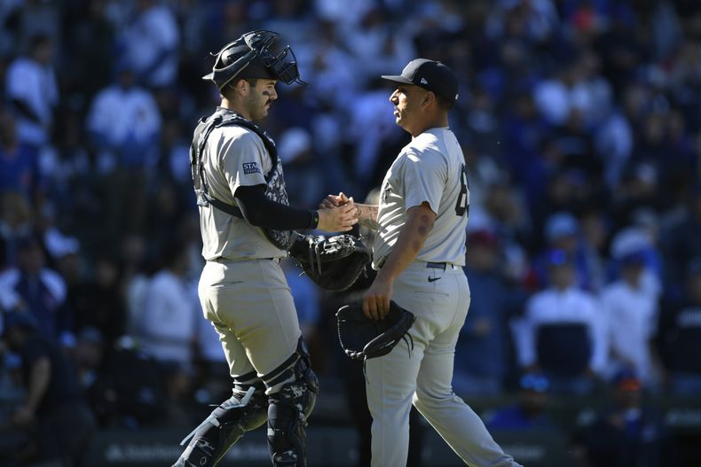 El cerrador de los Yankees de Nueva York, Néstor Cortés, a la derecha, celebra con el receptor Austin Wells, a la izquierda, después de derrotar a los Cachorros de Chicago 2-0 en Chicago, el sábado 7 de septiembre de 2024. (AP Foto/Paul Beaty)