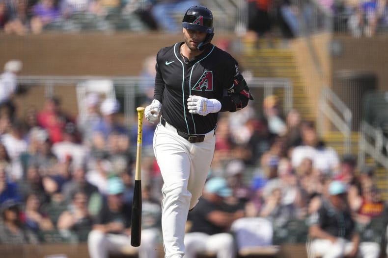 Christian Walker de los Diamondbacks de Arizona tras batear un elevado durante el juego de pretemporada contra los Reales de Kansas City, el jueves 14 de marzo de 2024, en Scottsdale, Arizona. (AP Foto/Matt York)