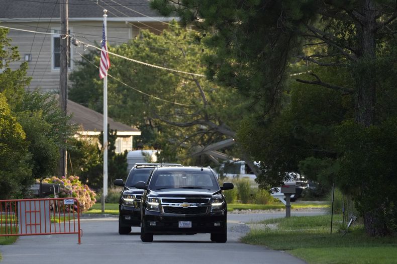 Una caravana pasa por el vecindario de la casa vacacional del presidente Joe Biden, el domingo 21 de julio de 2024, en Rehoboth Beach, Delaware. (AP Foto/Matt Slocum)