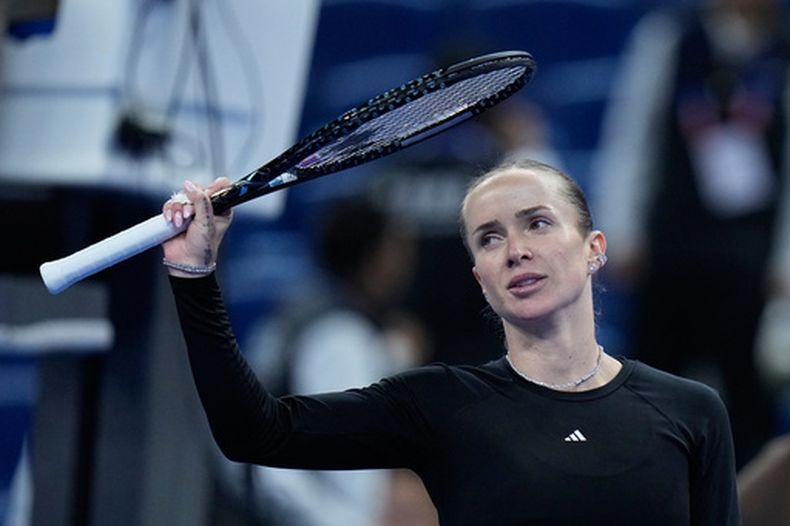 Elina Svitolina tras vencer a Ann Li en la cuarta ronda del Abierto de China, el miércoles 7 de octubre de 2026, en Beijing. (AP Foto/Andy Wong)